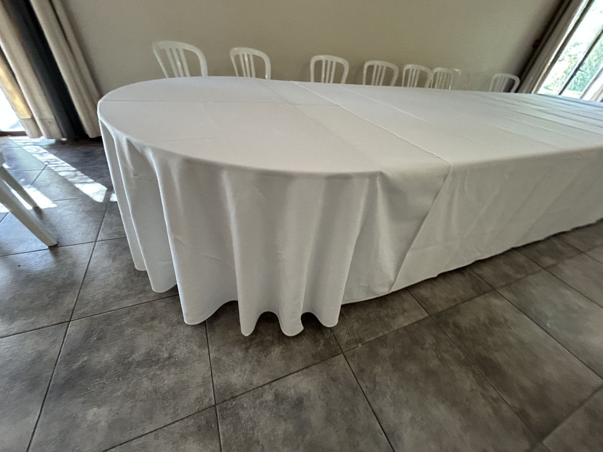 table-ovale-avec-nappe-4